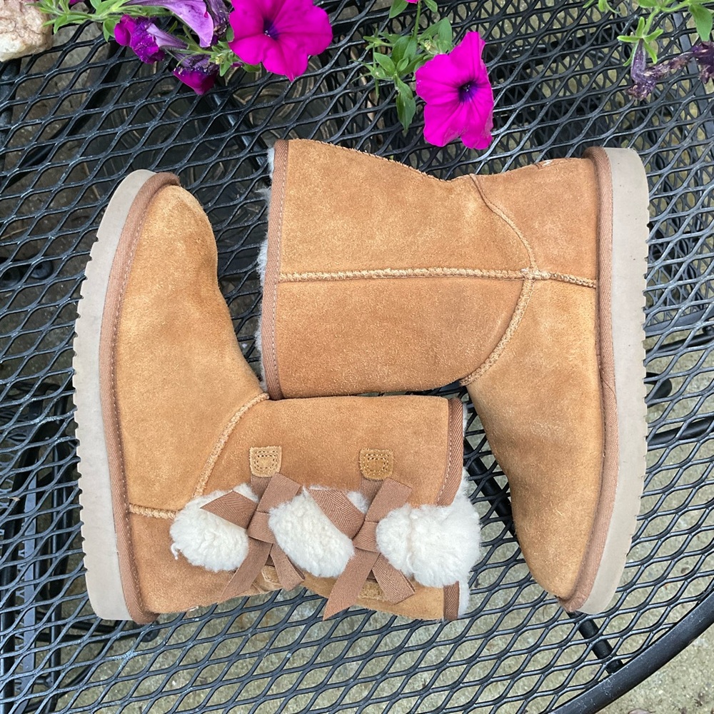 Koolaburra By Ugg Decorative Fur & Bows Sheepskin Fur Lined Slip On Suede Boots! - Picture 13 of 16
